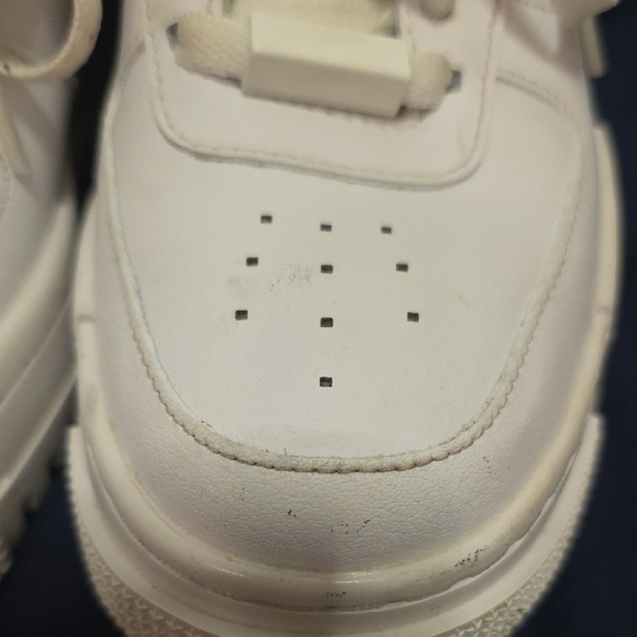 Nike Women's Cream Sneakers - Picture 13 of 13